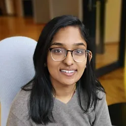 En kvinne som bruker briller