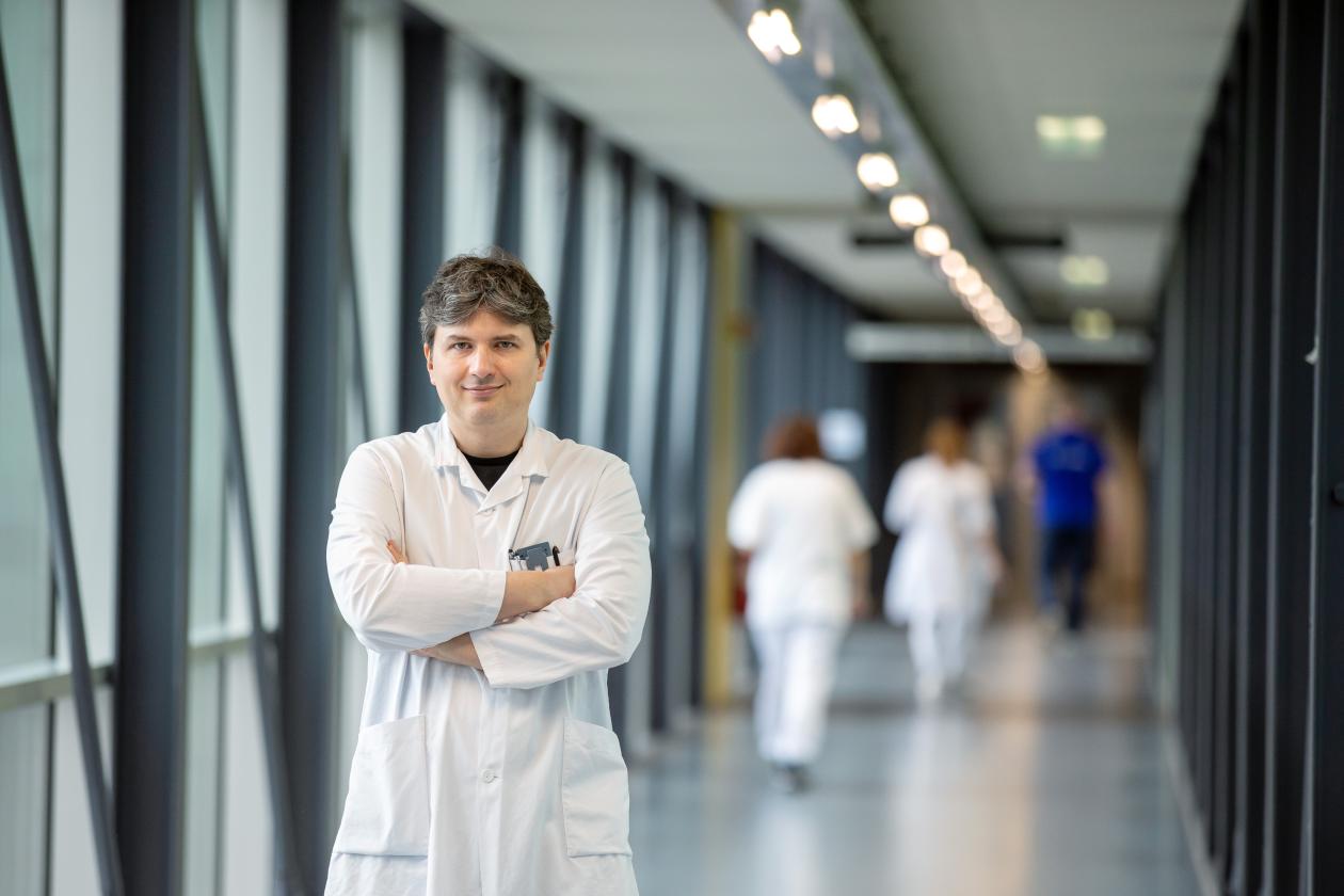 En mann i hvit frakk