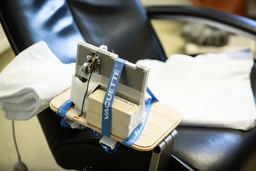 Teknisk innretning festet til en stol