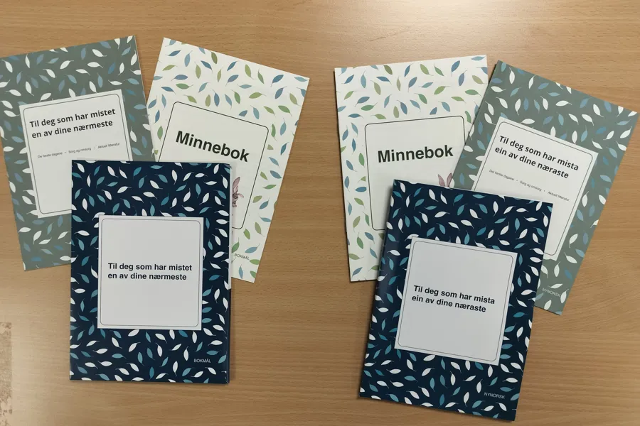 Mapper med to hefter inni