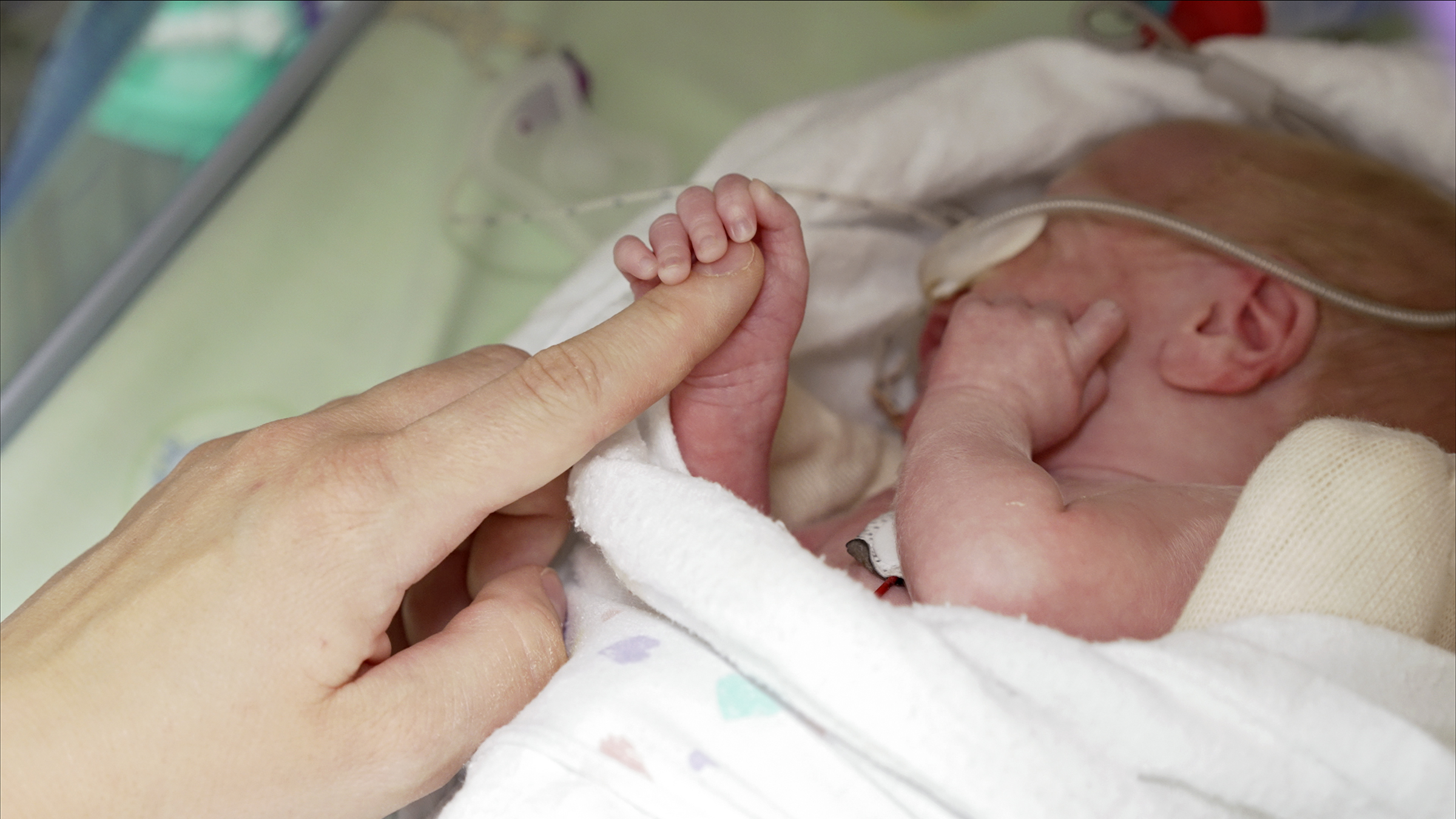 En nyfødt i en sykehusseng