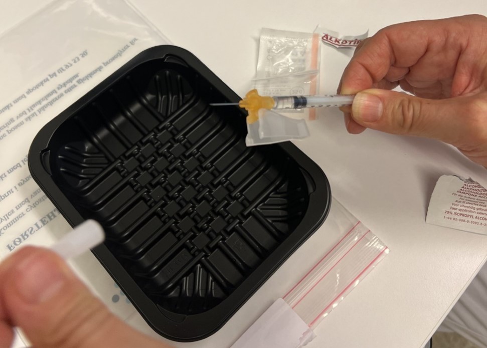 En person som holder en svart gjenstand