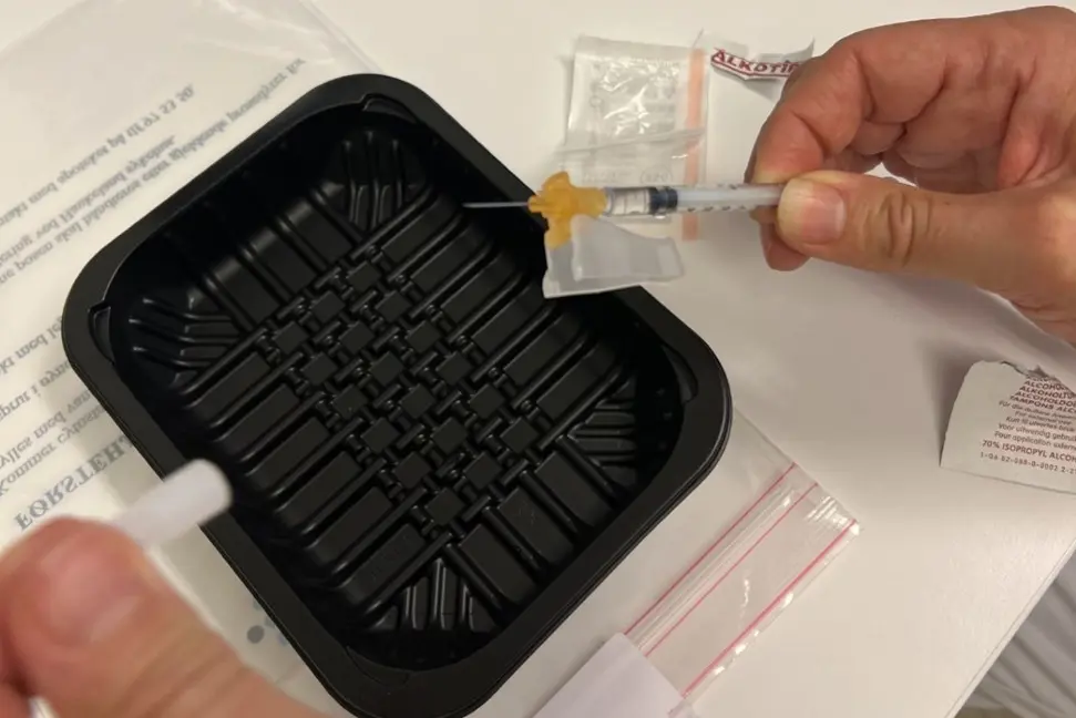 En person som holder en svart gjenstand