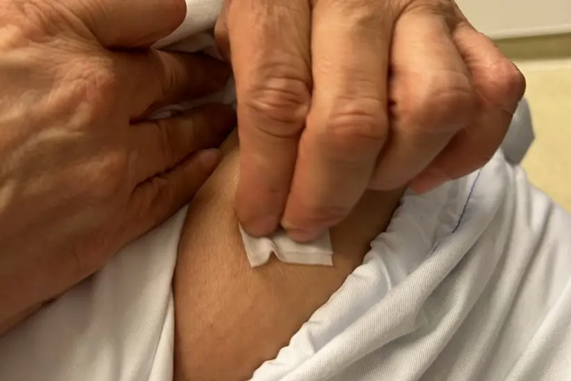 Et nærbilde av en som desinfiserer et område på magen