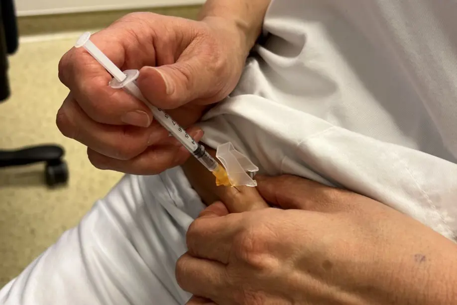 En person som holder en sprøyte