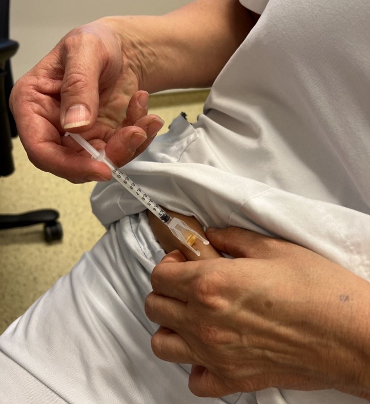 En person som holder en sprøyte