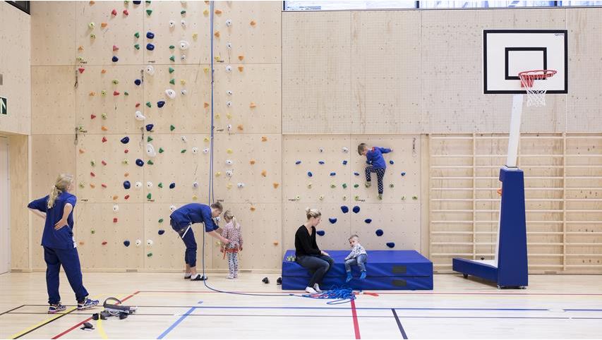 En gruppe mennesker som spiller basketball