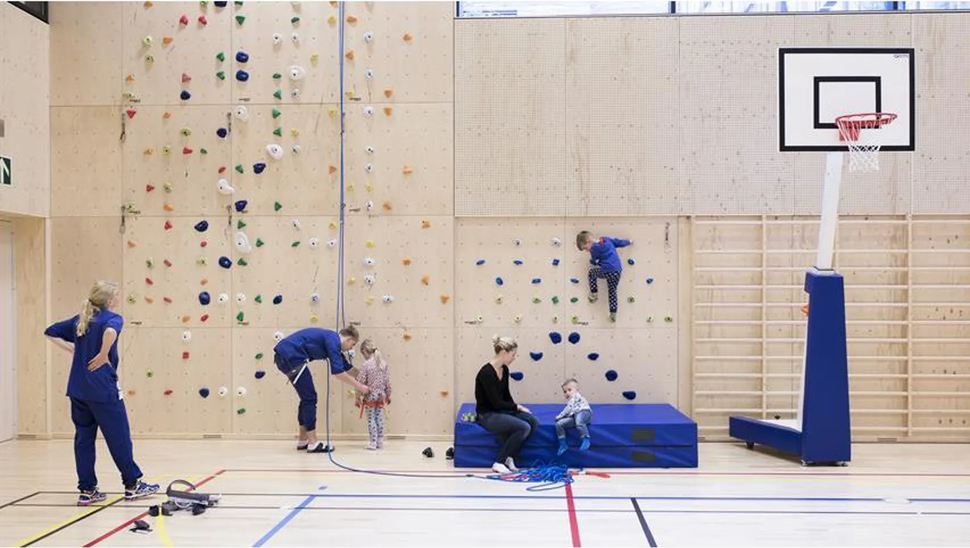 En gruppe mennesker som spiller basketball
