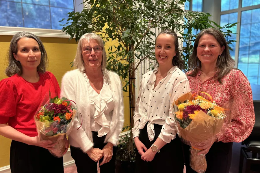 En gruppe kvinner som holder blomster