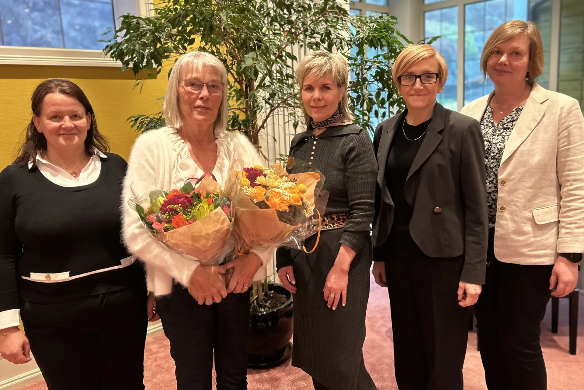 En gruppe kvinner som poserer for et bilde