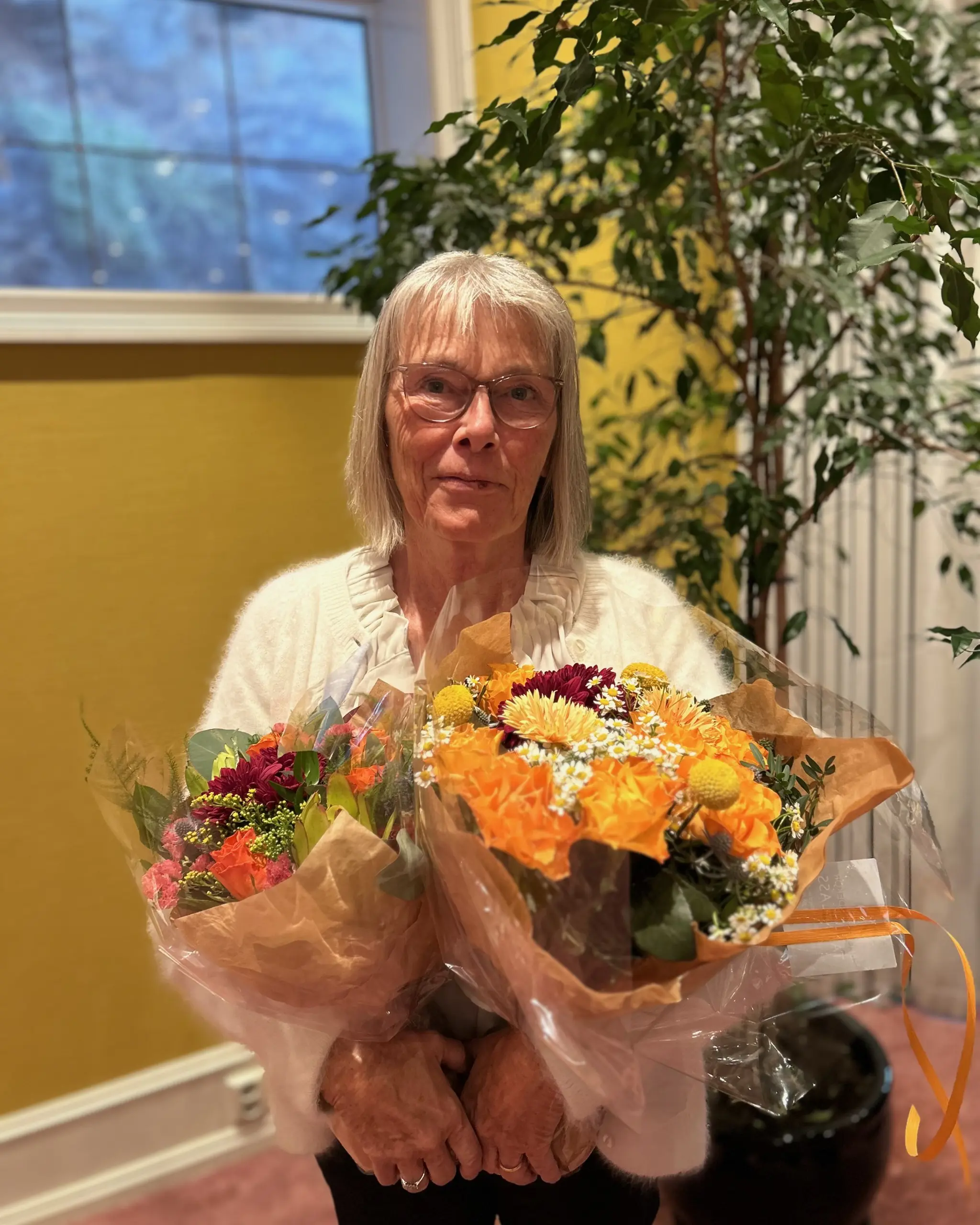 En person som holder blomster