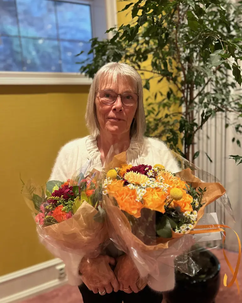 En person som holder blomster