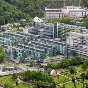 En stor by med mange bygninger