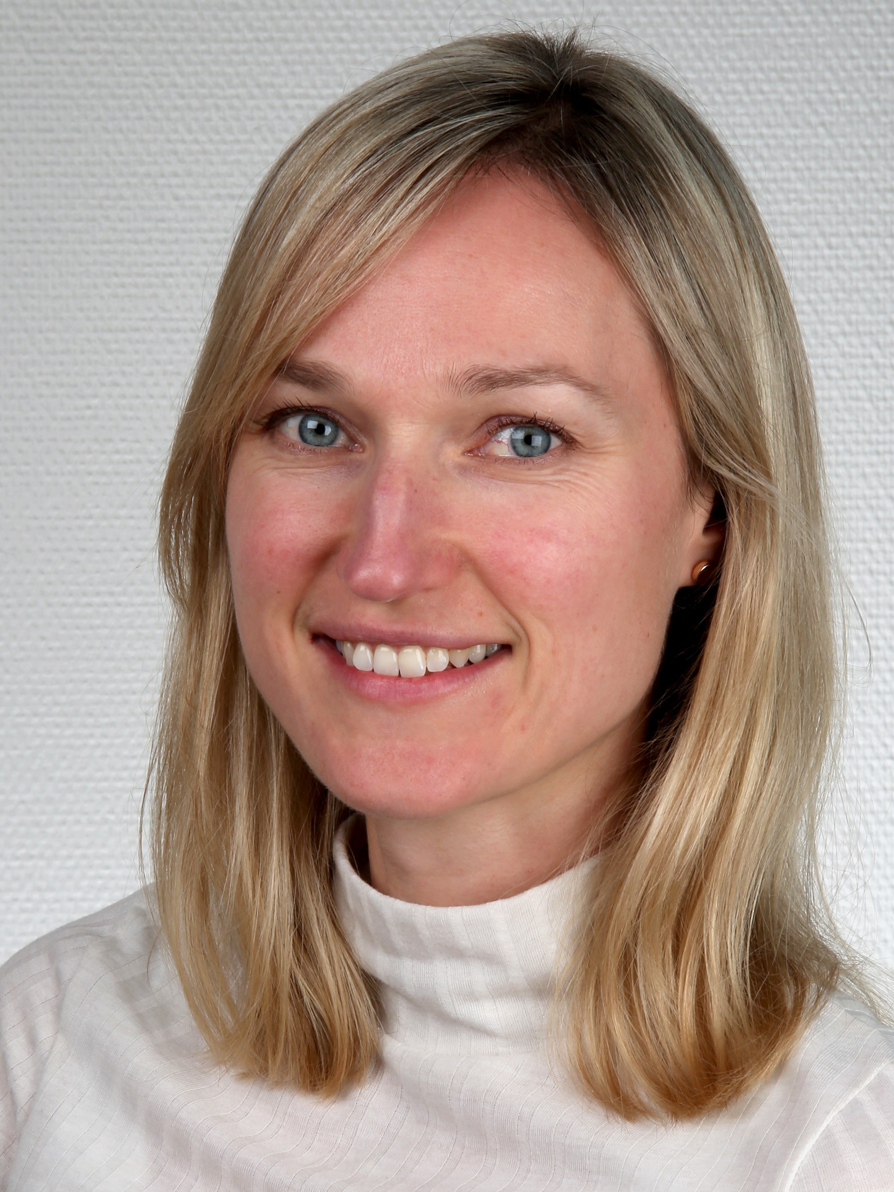 En kvinne med blondt hår