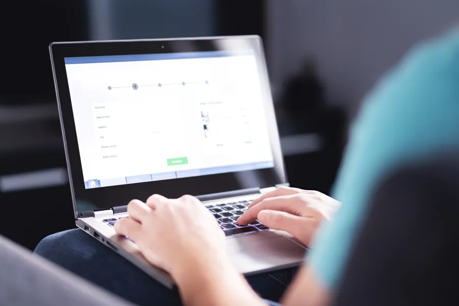 Person besvarer spørreskjema på en laptop