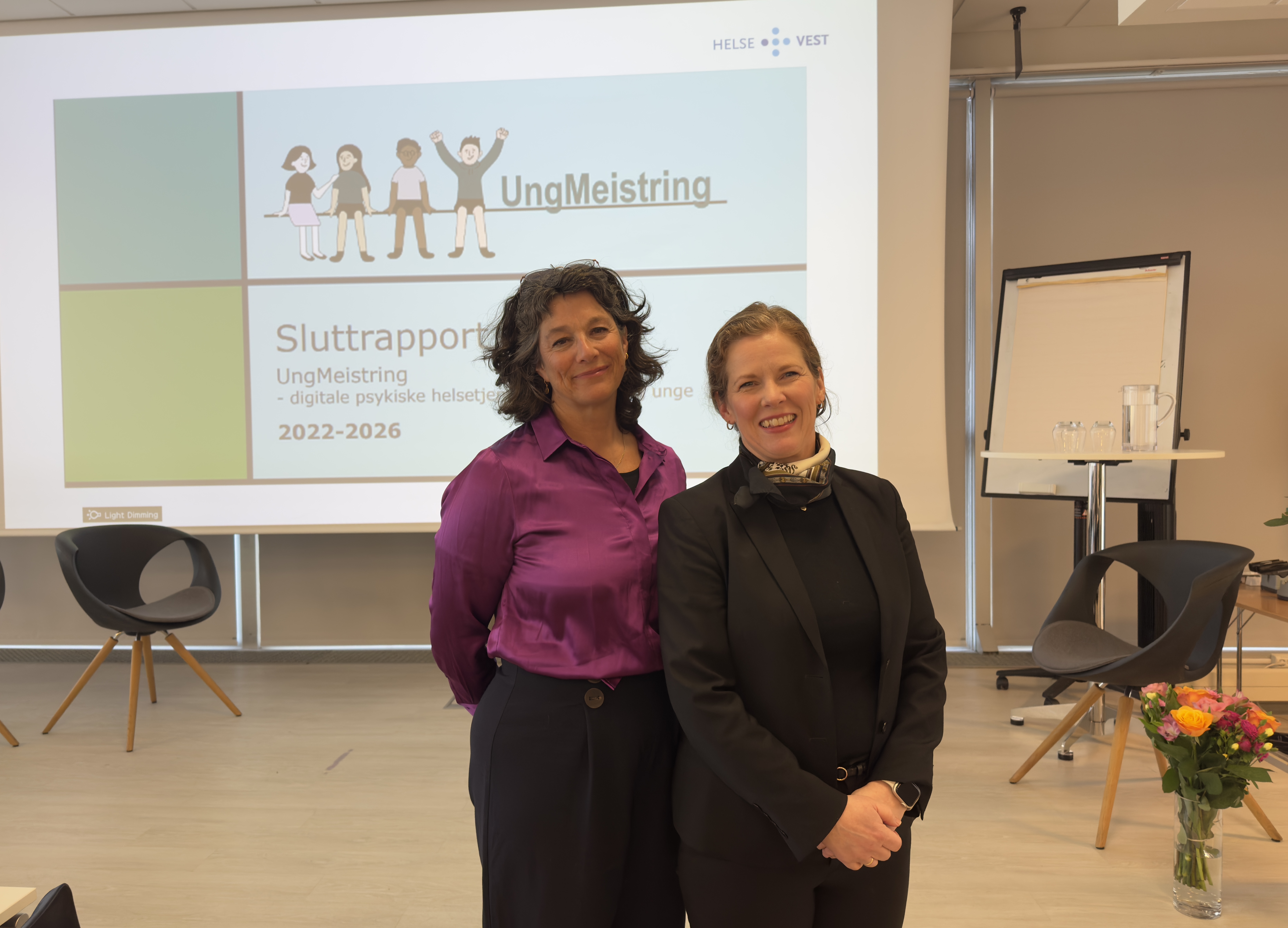 Et par kvinner som smiler