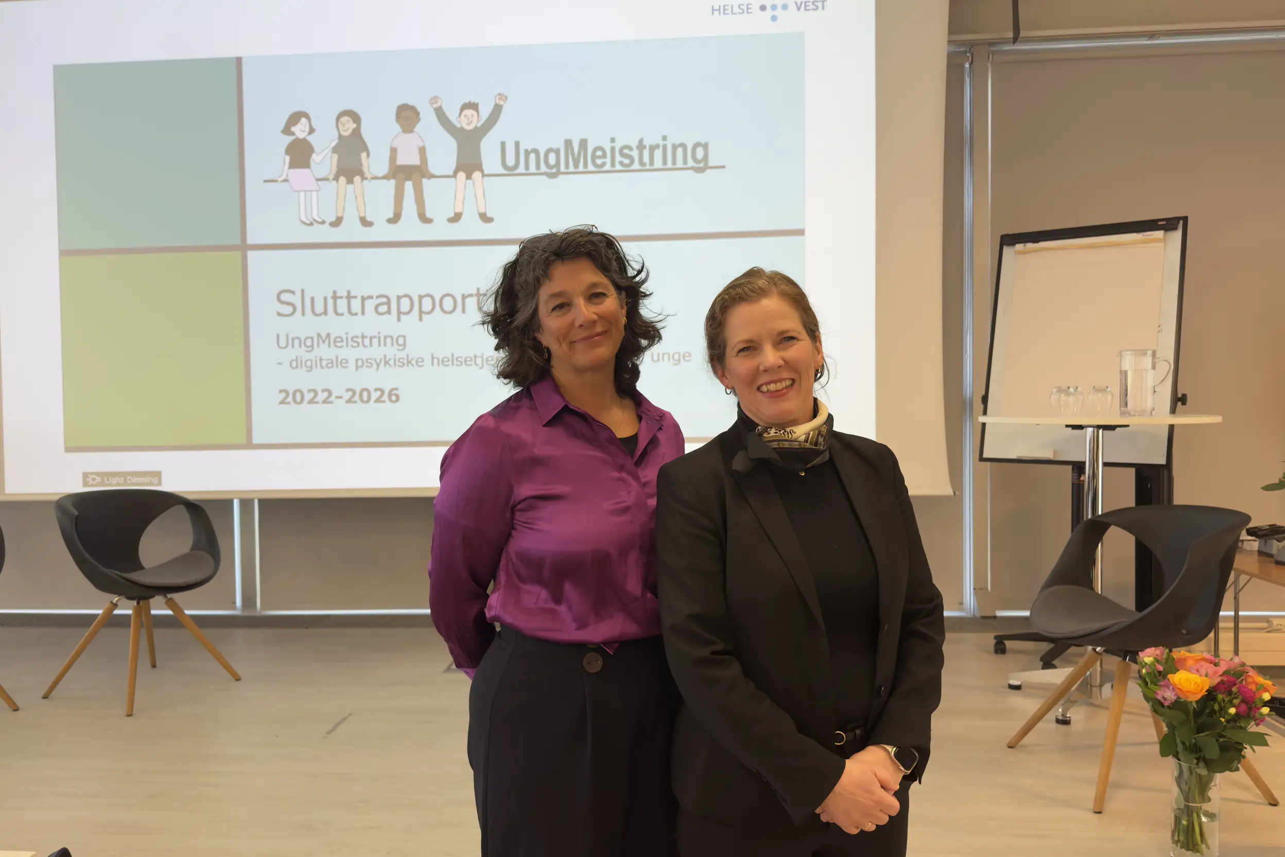 Et par kvinner som smiler