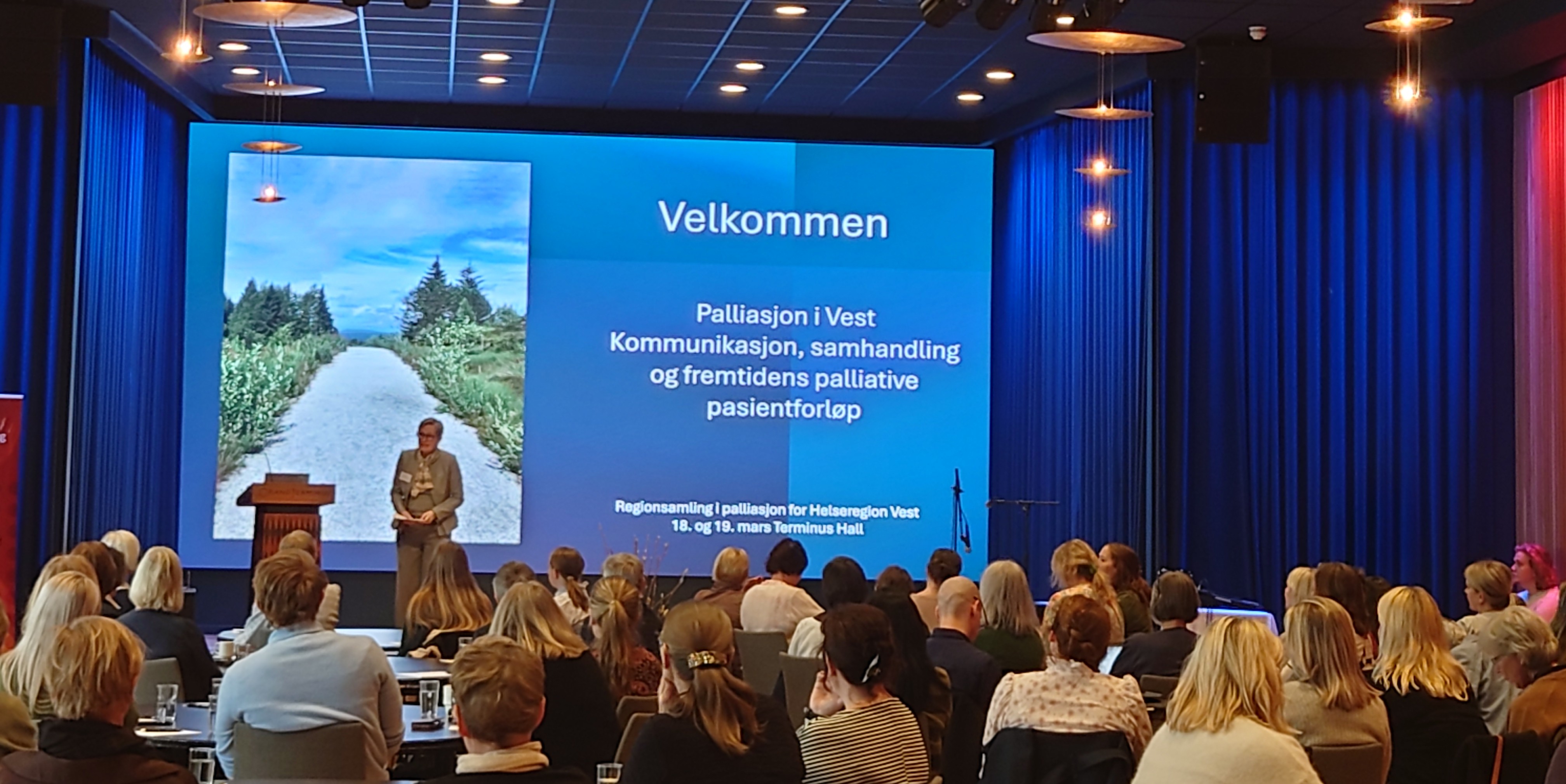 En person som holder en presentasjon for et publikum