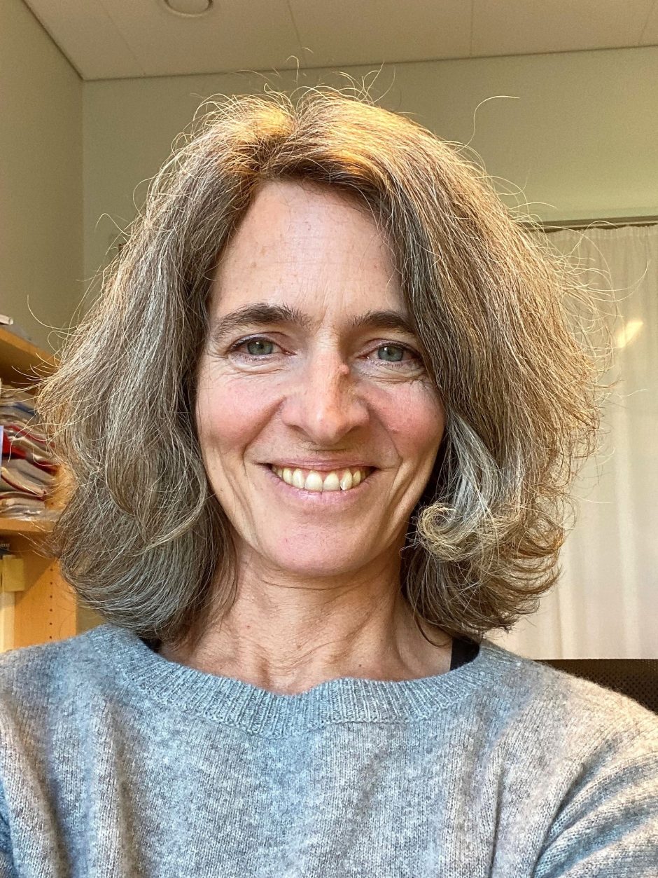 En kvinne med langt hår som smiler