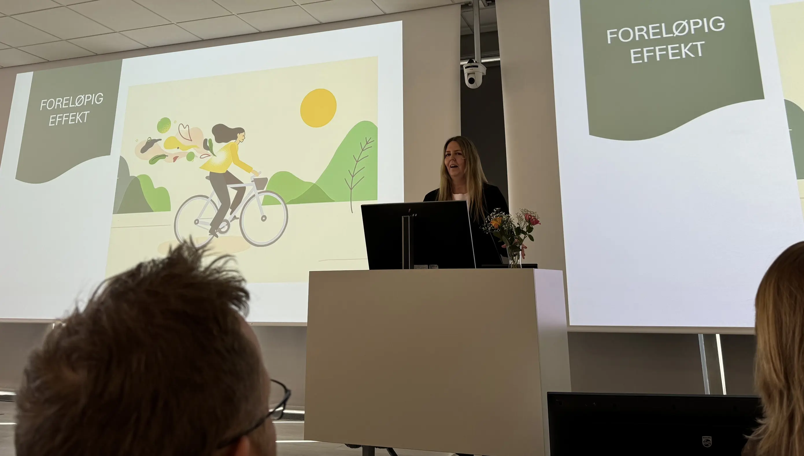 En person som står ved en talerstol