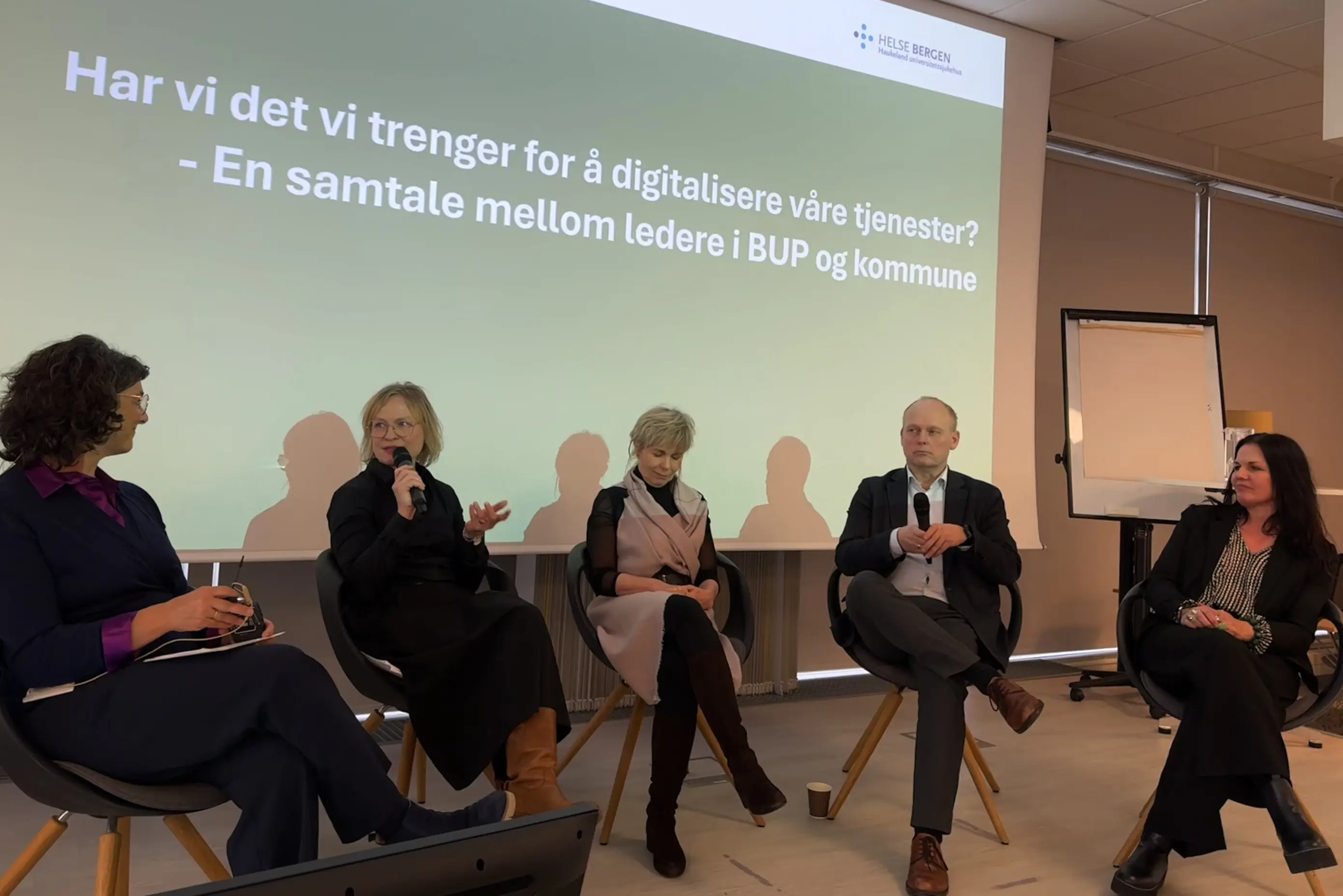 En gruppe mennesker som sitter i stoler