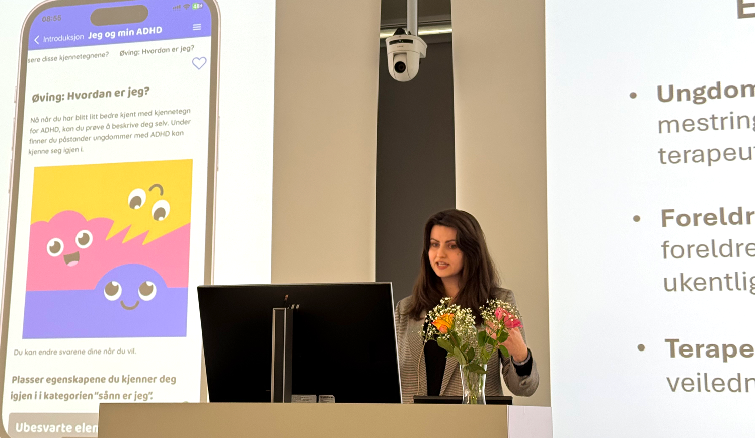 En kvinne som holder blomster