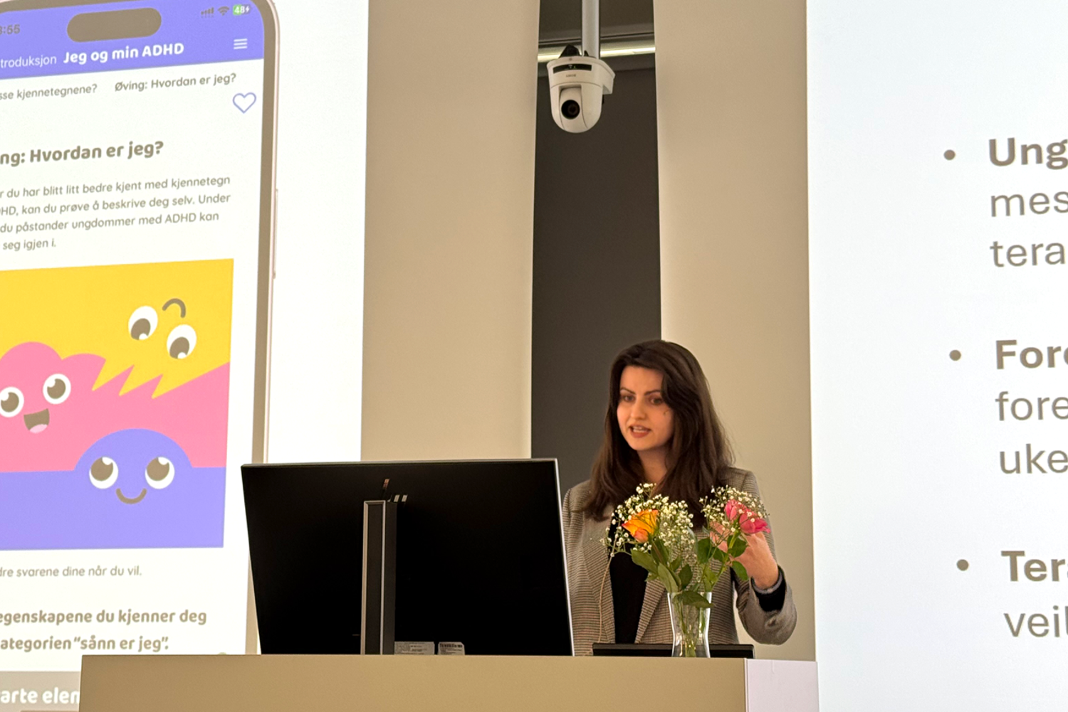 En kvinne som holder blomster