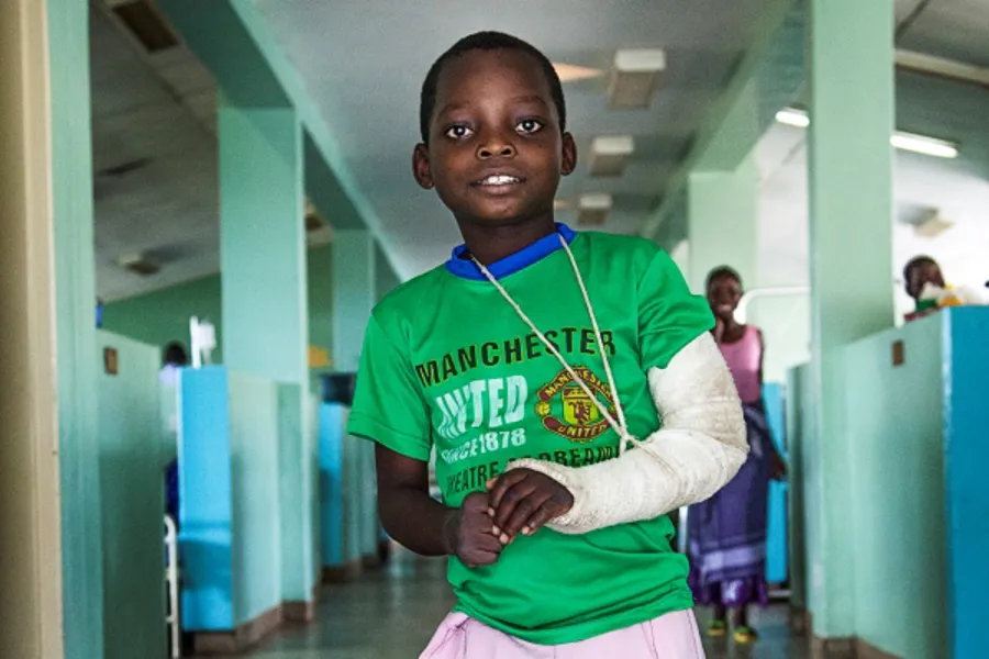 En gutt med gipset arm