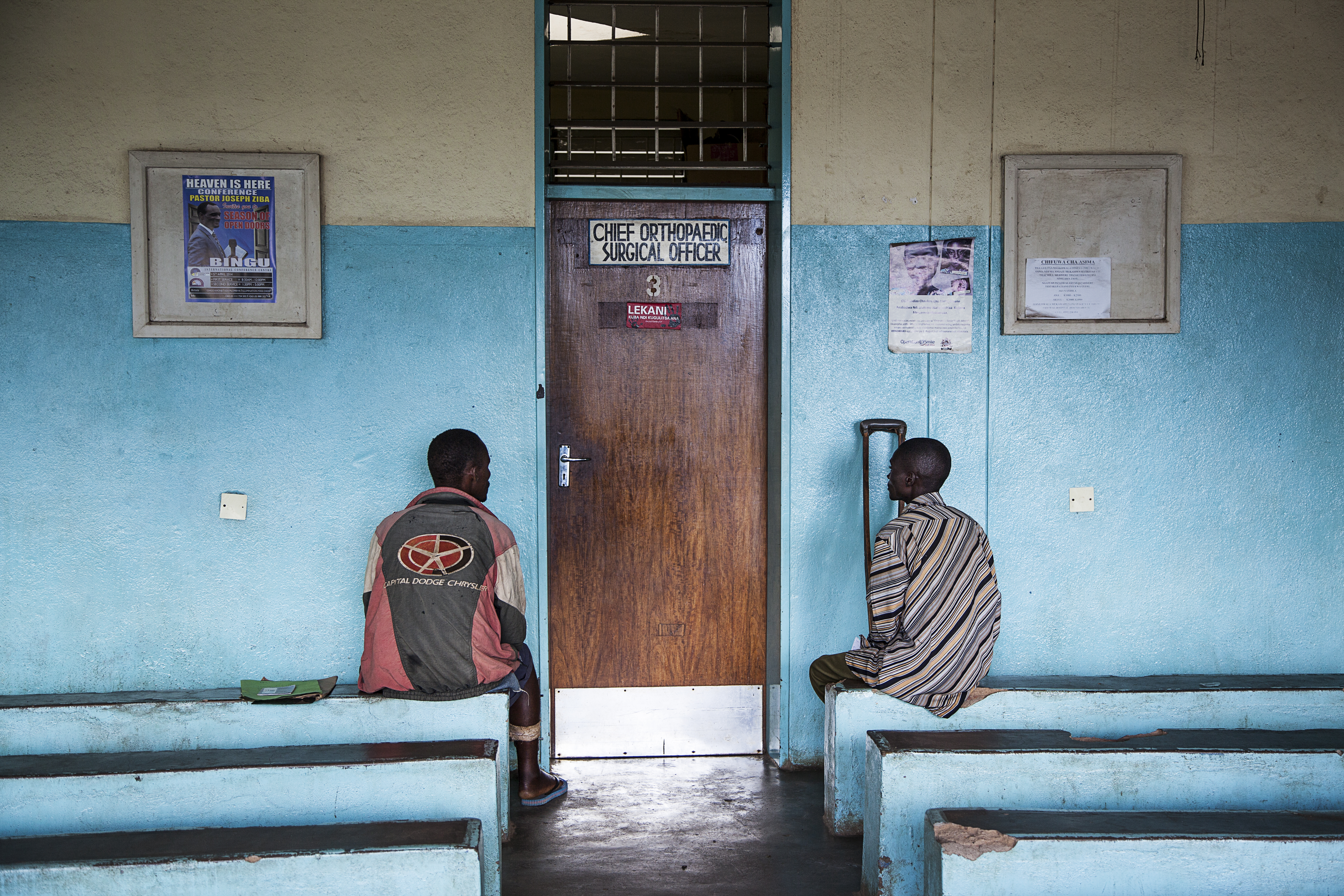 Utenfor kontoret til Ortopedi på Kamuzu Central Hospital i Malawi