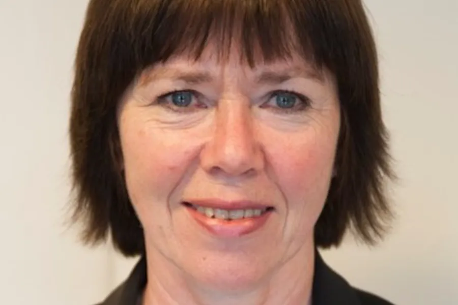 Et nærbilde av en smilende person