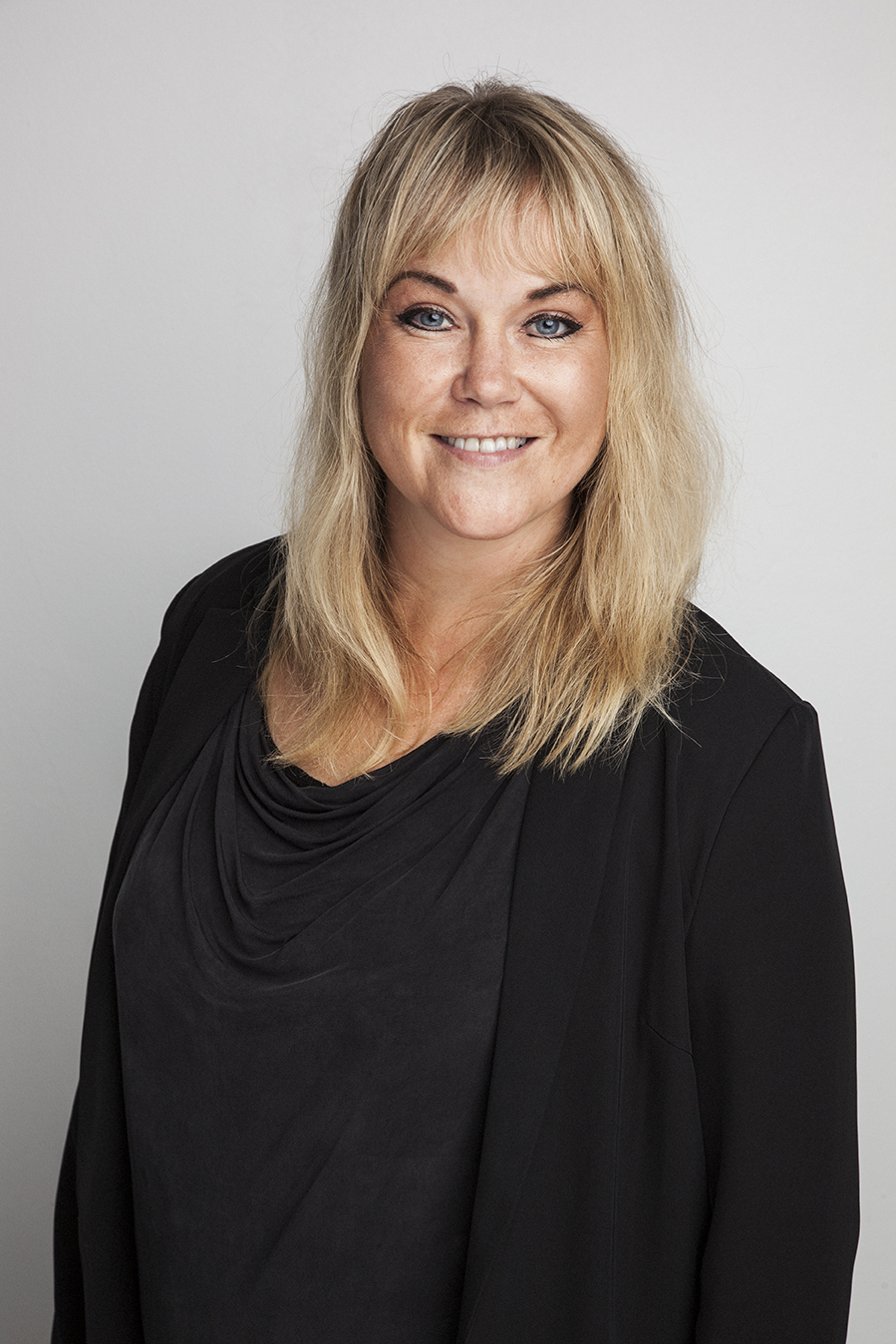 En person i svart dress