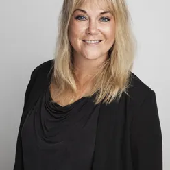 En person i svart dress