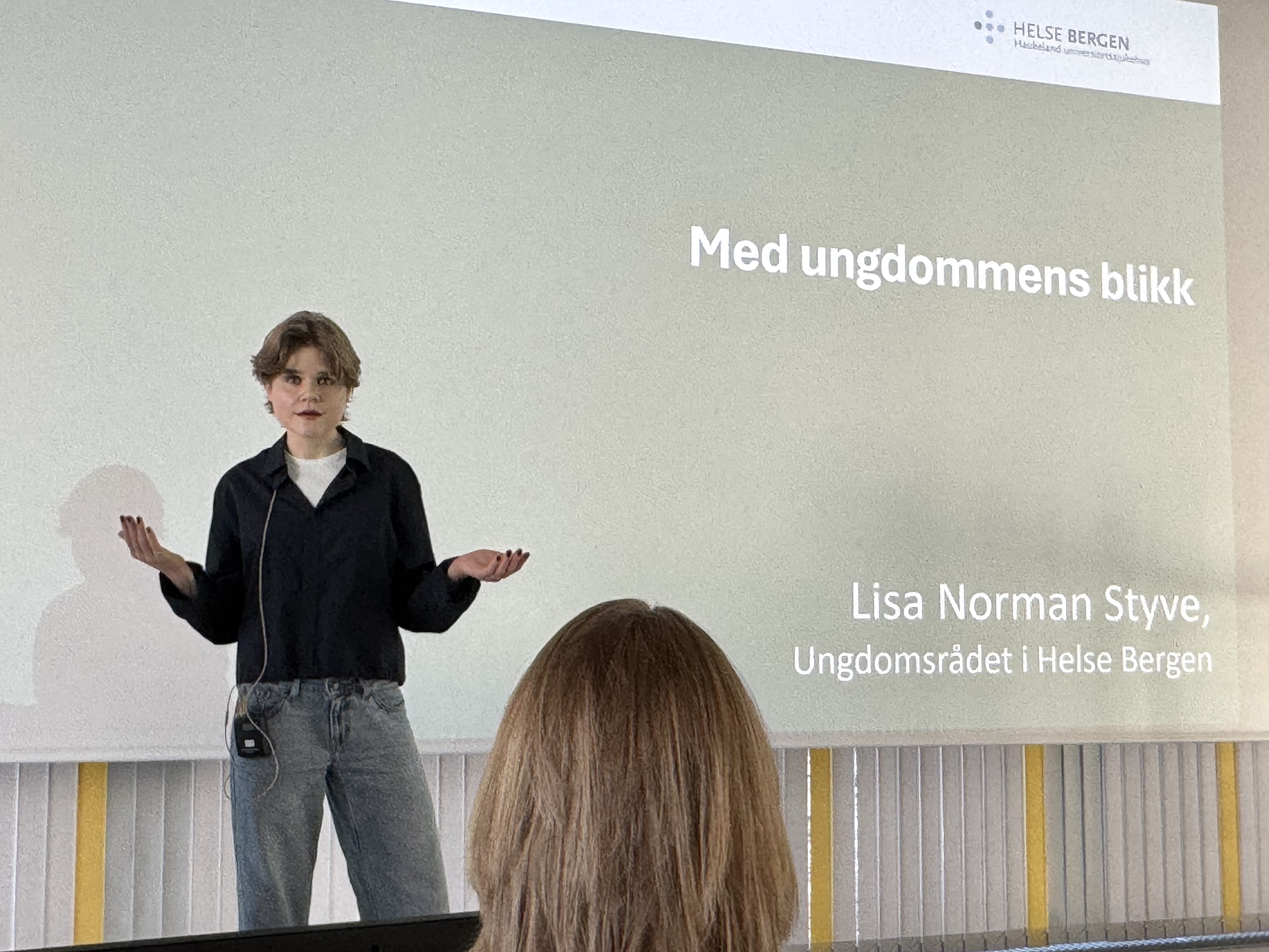 En person som står foran en tavle