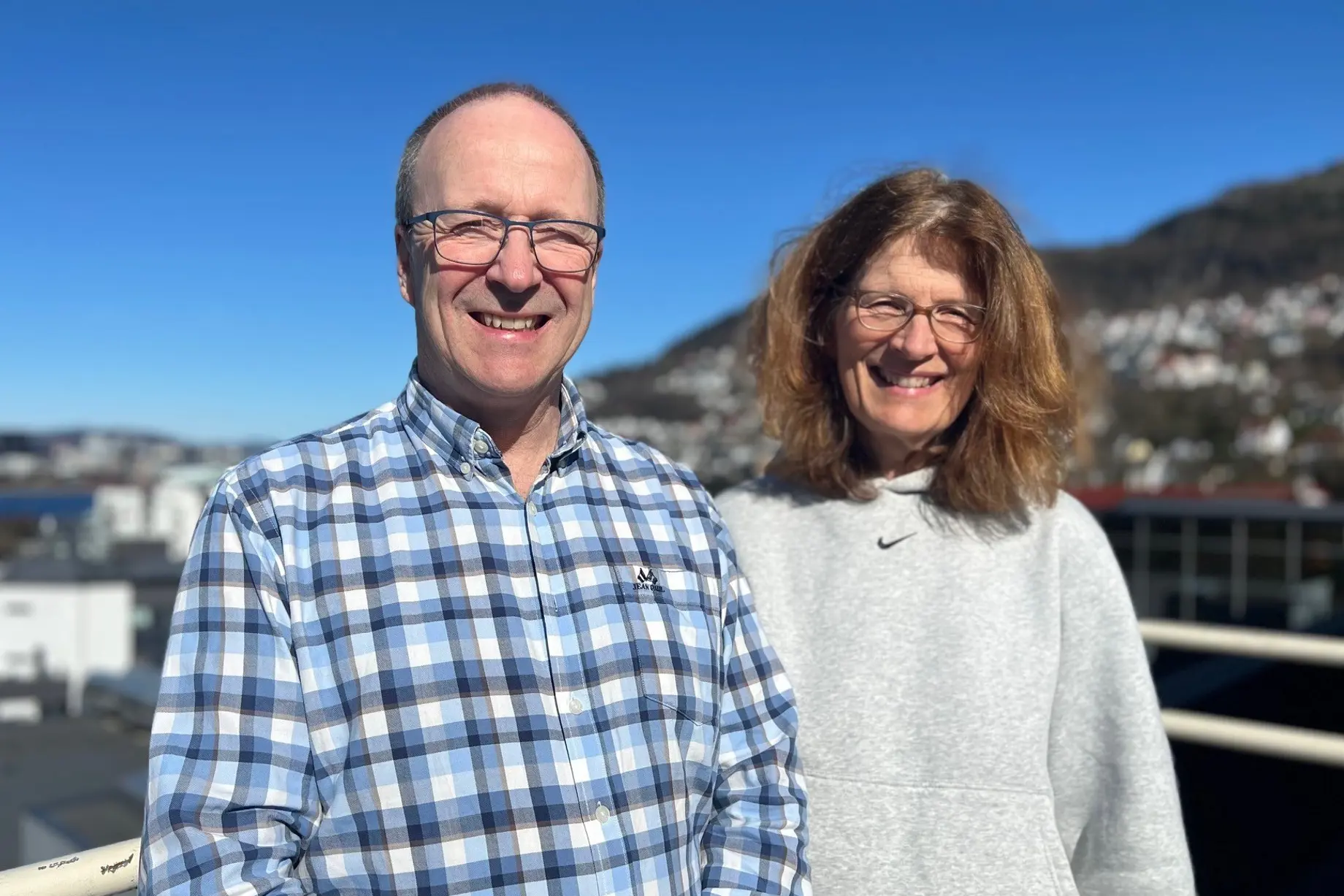 En mann og kvinne som poserer for et bilde
