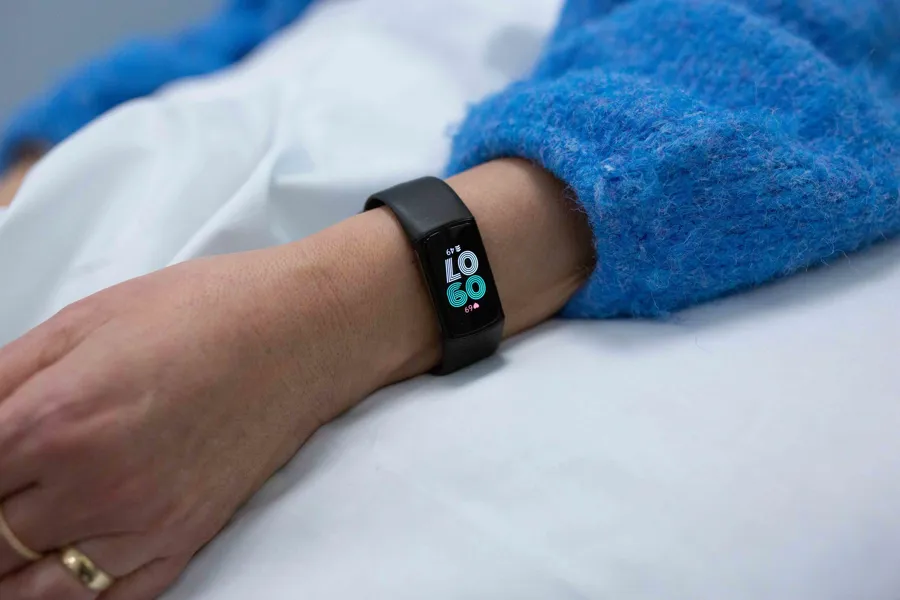 En persons håndledd med en svart klokke på