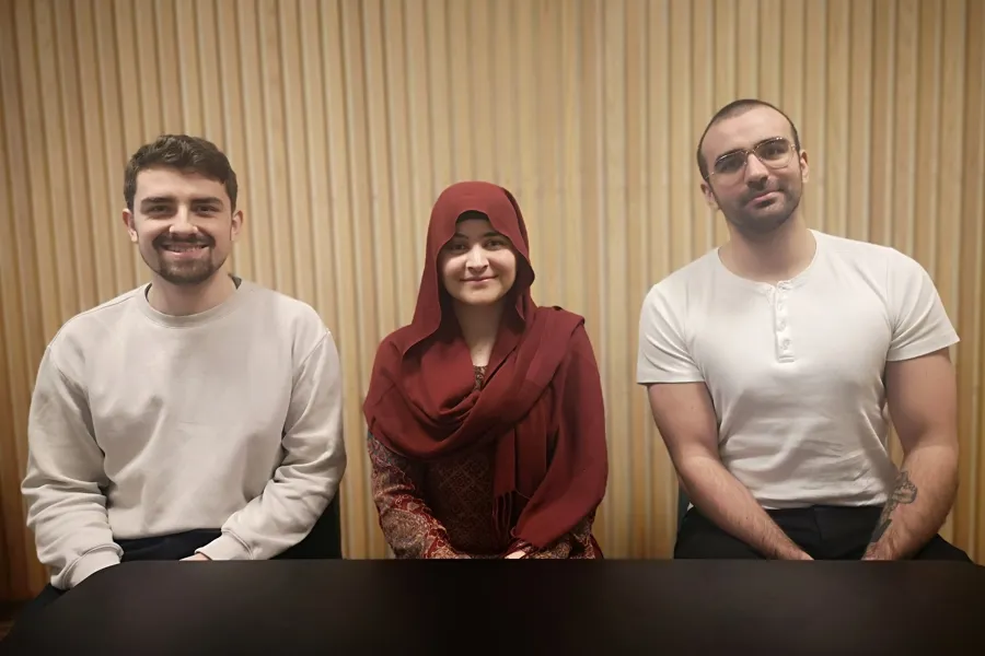 En gruppe mennesker som poserer for kameraet