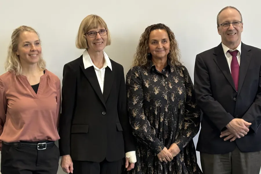 En gruppe mennesker som poserer for et bilde