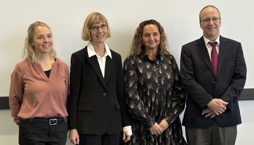 En gruppe mennesker som poserer for et bilde