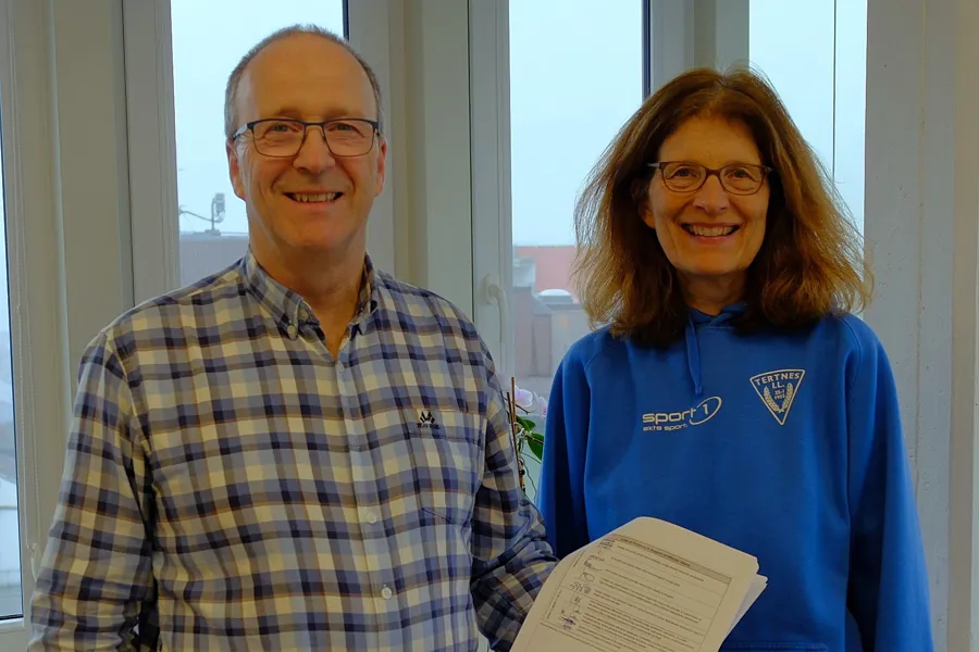 En mann og en kvinne som smiler