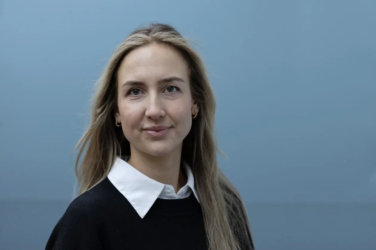 En person med langt hår