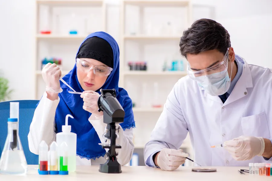 To forskere på et laboratorium