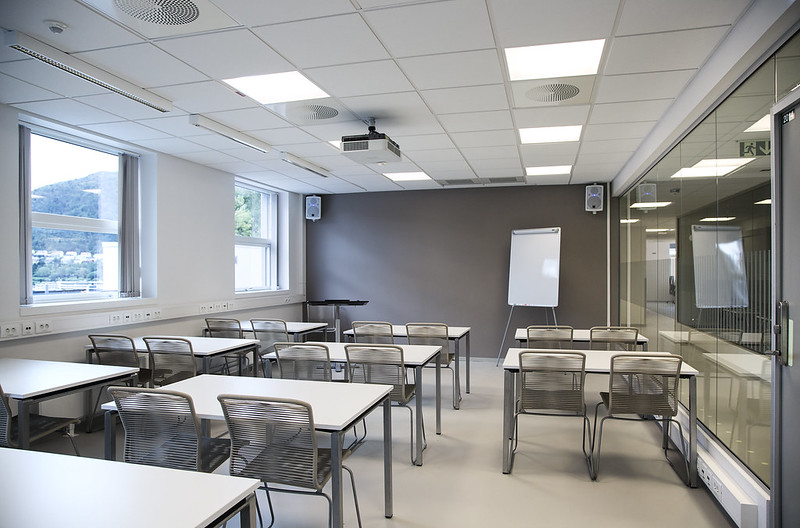 Et rom med bord og stoler