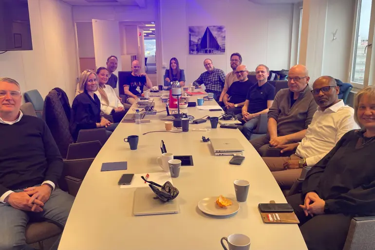 En gruppe mennesker som sitter rundt et bord