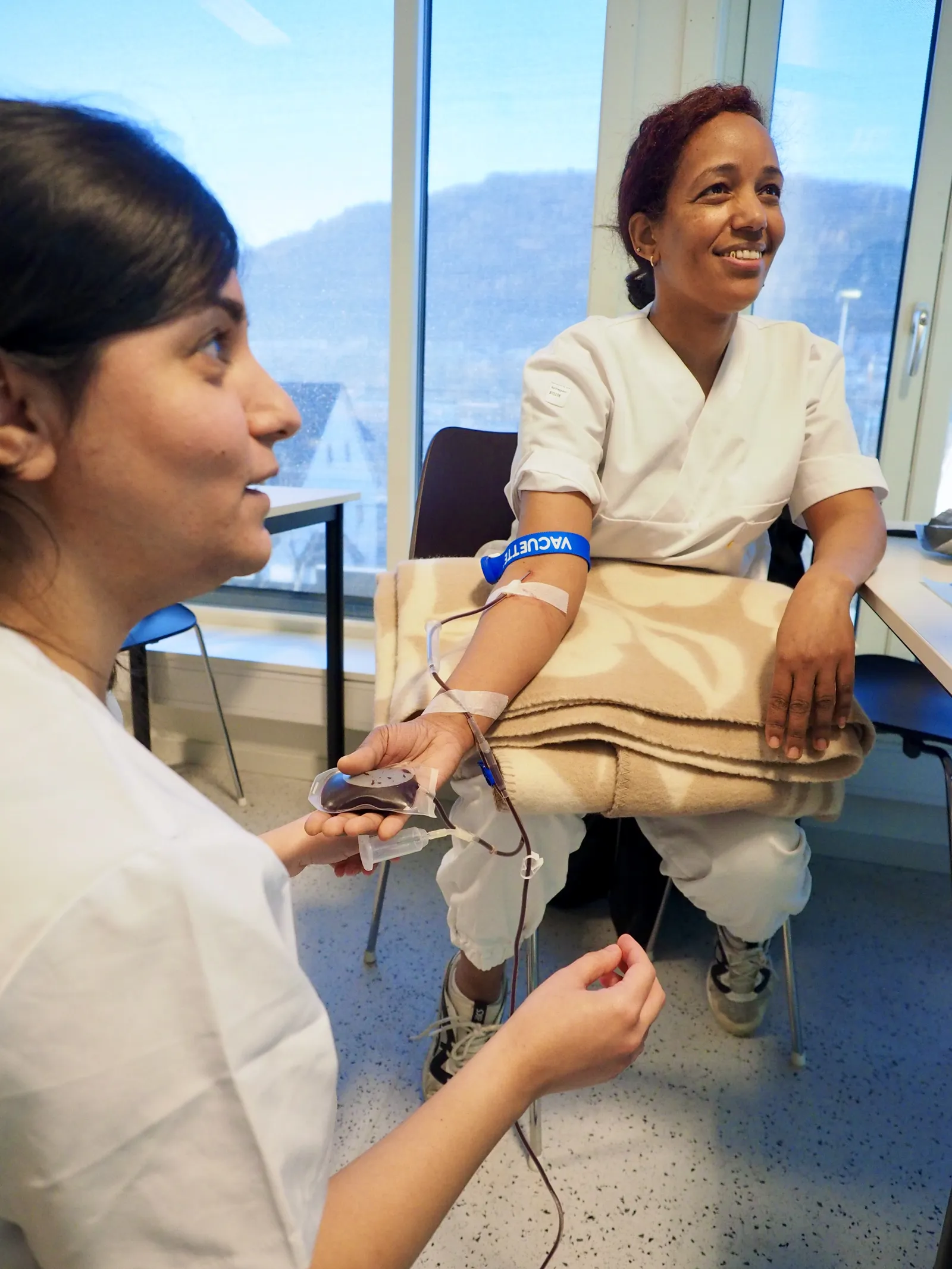 En lege som snakker med en pasient