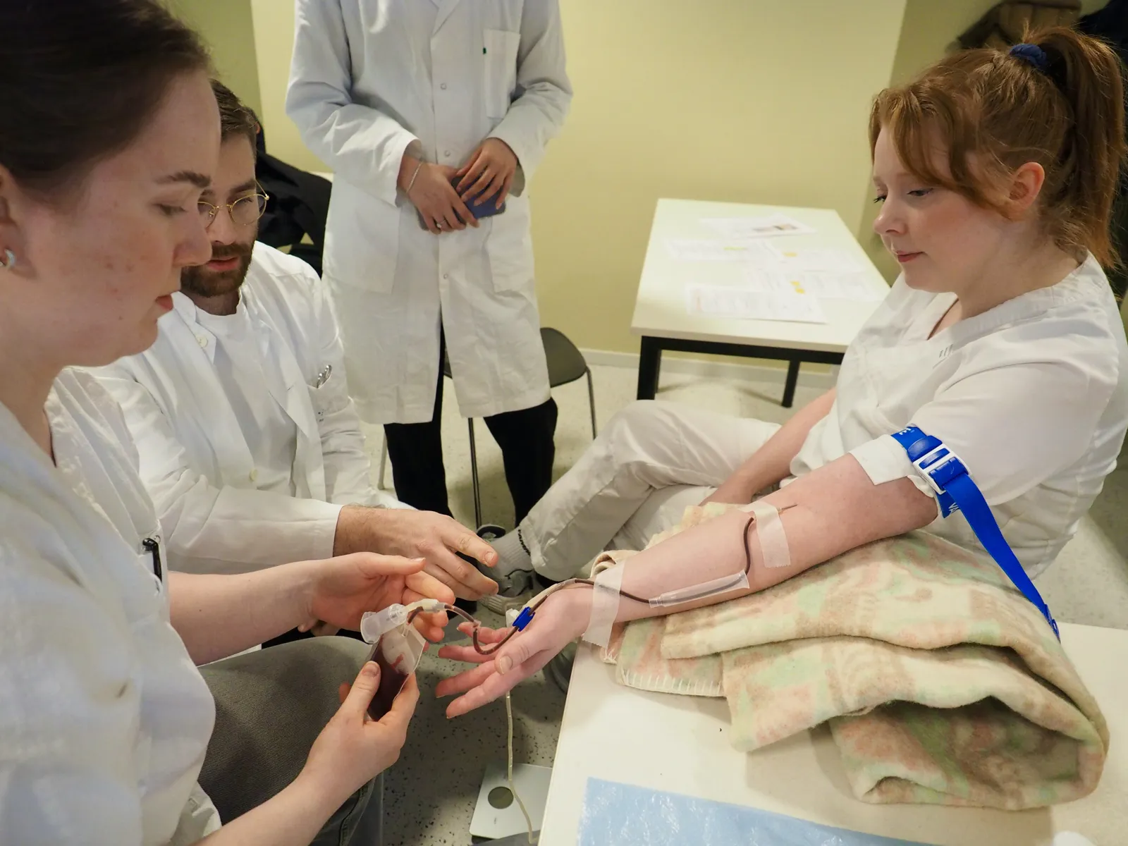 En gruppe mennesker i hvite frakker