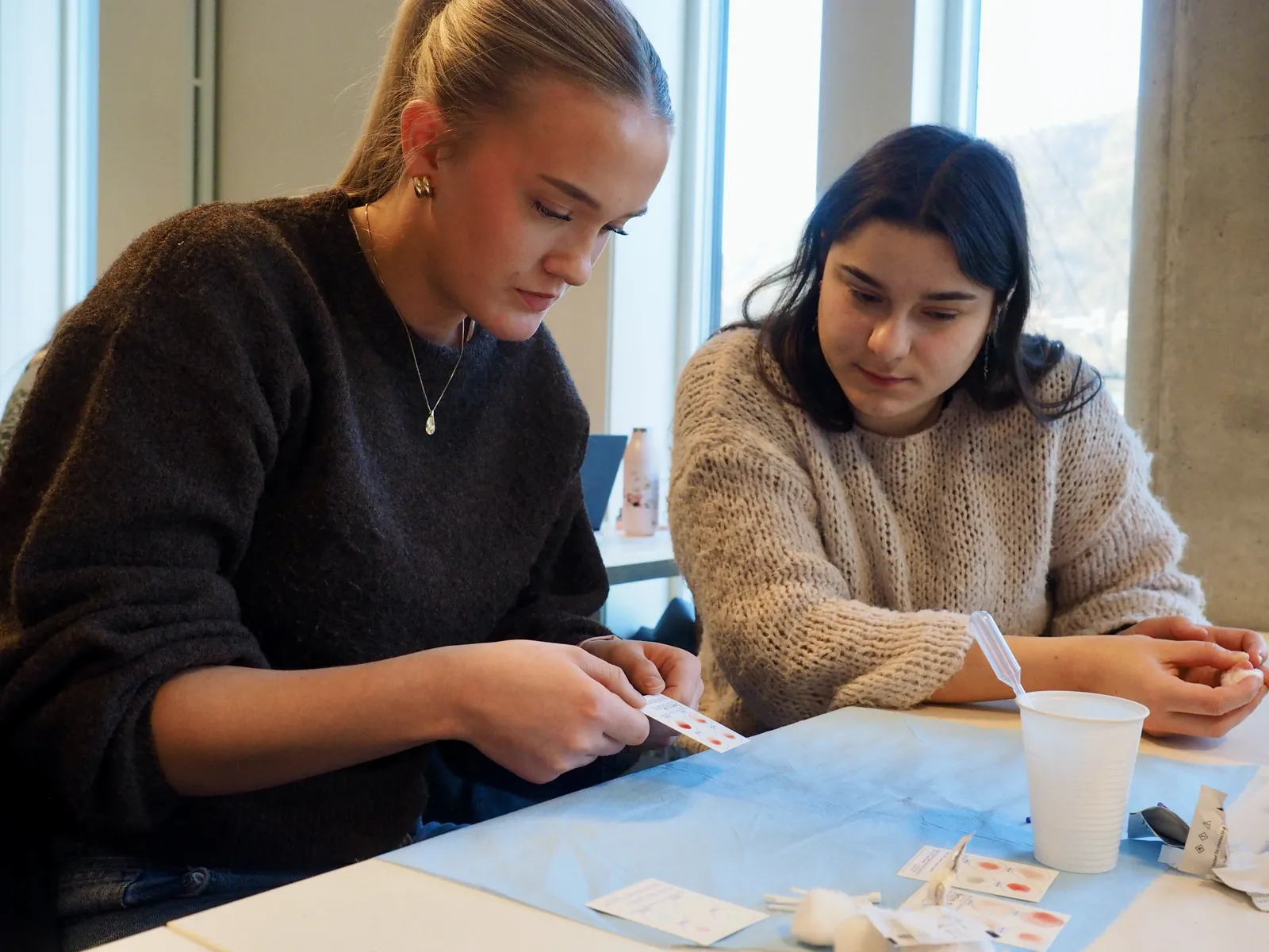 En person som viser noe på et papir