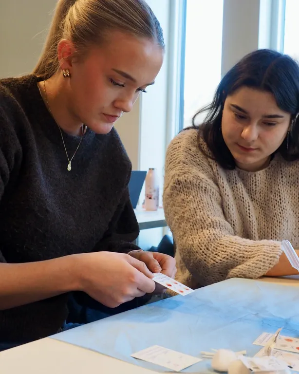 En person som viser noe på et papir