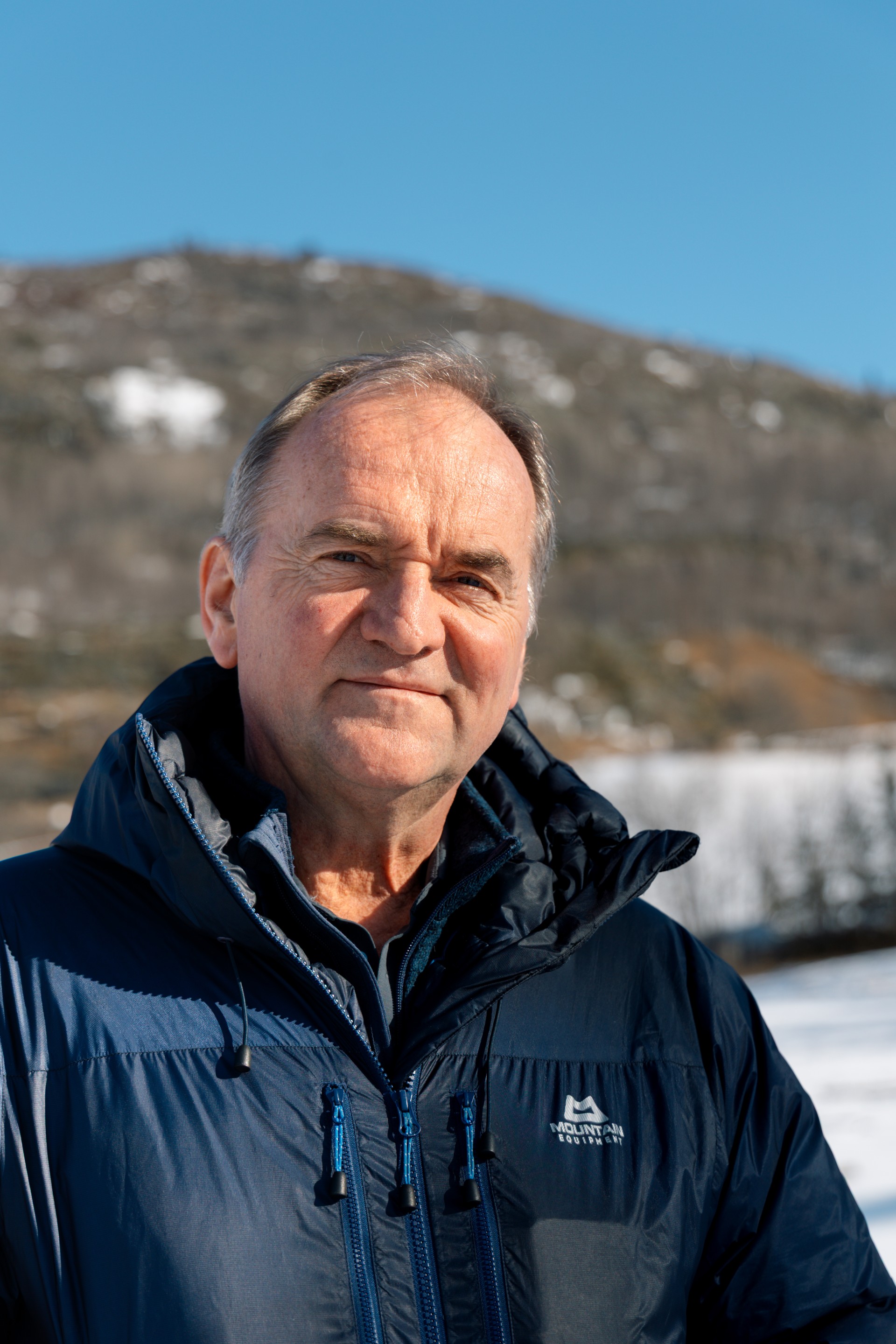 En mann i blå jakke