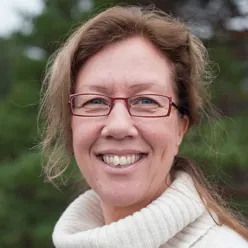 Portrett av en kvinne som smiler