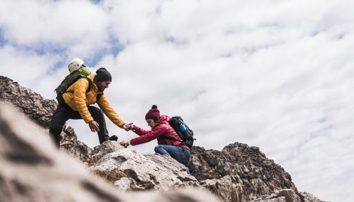 En gruppe mennesker som klatrer opp et fjell